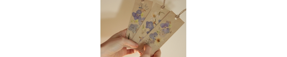 Semn de carte mesterit manual din plante si flori naturale presate